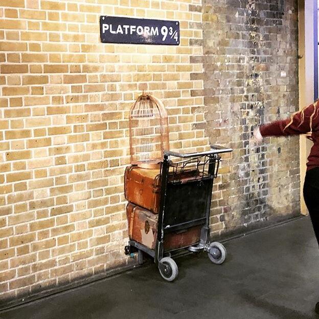 Grüße von Harry Potter - und vom Kommerz. Gefühlt hundert Menschen stehen an, um sich dort fotografieren zu lassen – London
